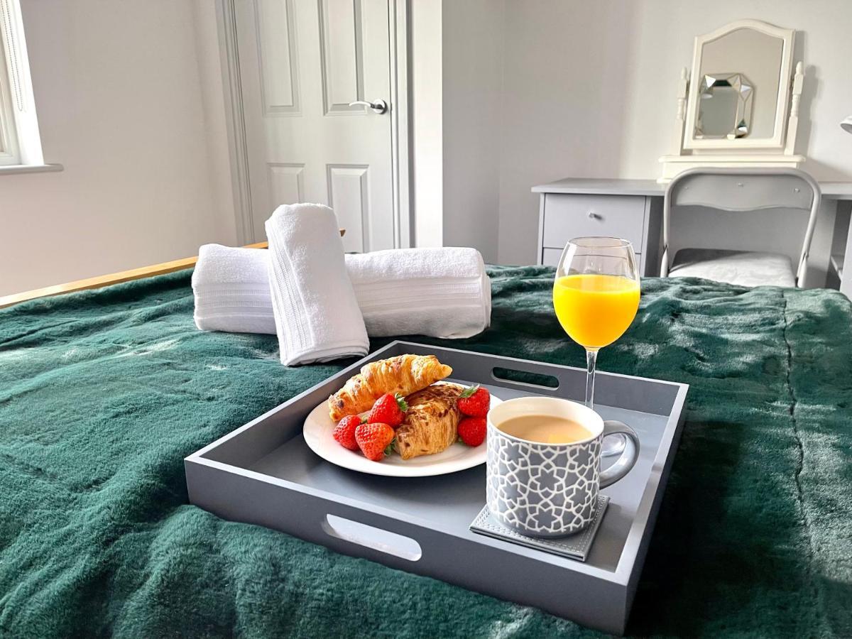 Stylish Cosy And Bright Apartment - Fantastic Location - Perfect For Business Or Solo Travellers บิชอป สตอร์ทฟอร์ด ภายนอก รูปภาพ